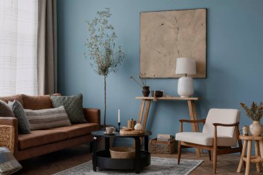 Ilık oturma odasının iç tasarımı poster çerçevesi, masa, sandalye, kanepe, bej büfe, şık lamba, mavi duvar ve kişisel aksesuarlar. Ev dekoru. Şablon.