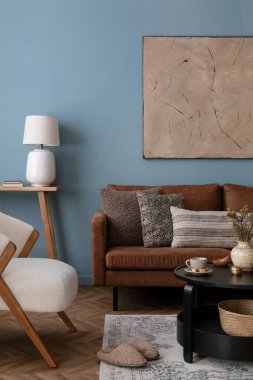 Ilık oturma odasının iç tasarımı poster çerçevesi, masa, sandalye, kanepe, bej büfe, şık lamba, mavi duvar ve kişisel aksesuarlar. Ev dekoru. Şablon.