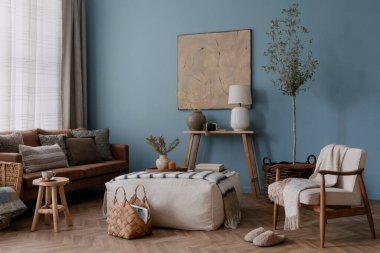 Ilık oturma odasının iç tasarımı poster çerçevesi, masa, sandalye, kanepe, bej büfe, şık lamba, mavi duvar ve kişisel aksesuarlar. Ev dekoru. Şablon.