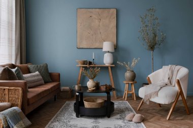 Ilık oturma odasının iç tasarımı poster çerçevesi, masa, sandalye, kanepe, bej büfe, şık lamba, mavi duvar ve kişisel aksesuarlar. Ev dekoru. Şablon.