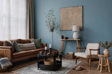 Ilık oturma odasının iç tasarımı poster çerçevesi, masa, sandalye, kanepe, bej büfe, şık lamba, mavi duvar ve kişisel aksesuarlar. Ev dekoru. Şablon.