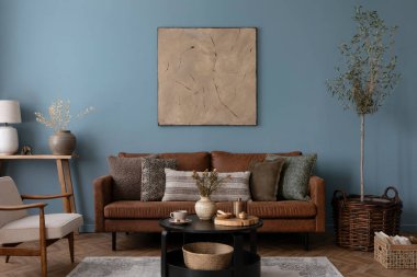 Ilık oturma odasının iç tasarımı poster çerçevesi, masa, sandalye, kanepe, bej büfe, şık lamba, mavi duvar ve kişisel aksesuarlar. Ev dekoru. Şablon.