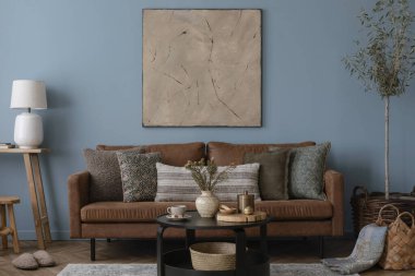 Ilık oturma odasının iç tasarımı poster çerçevesi, masa, sandalye, kanepe, bej büfe, şık lamba, mavi duvar ve kişisel aksesuarlar. Ev dekoru. Şablon.