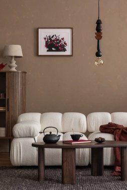 Poster çerçevesi, fotokopi odası, beyaz koltuk ve kanepe, bordo sehpa, ahşap büfe, kırmızı ekose, yastık ve kişisel aksesuarları olan şık oturma odasının iç tasarımı. Ev dekoru. Şablon.