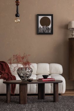 Poster çerçevesi, fotokopi odası, beyaz koltuk ve kanepe, bordo sehpa, ahşap büfe, kırmızı ekose, yastık ve kişisel aksesuarları olan şık oturma odasının iç tasarımı. Ev dekoru. Şablon.