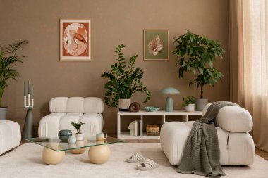 Oturma odasının içinde kanepe ve bitkiler var.