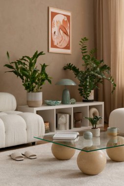 Kanepesi ve bitkileri olan bir oturma odasının modern iç tasarımı