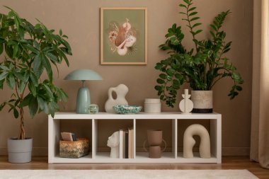 Şık tasarım - oturma odası, rahat kanepe ve ev bitkileri