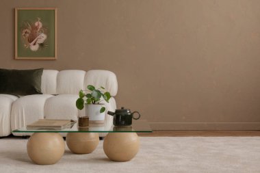 Modern bir oda, modern bir kanepe ve masa.