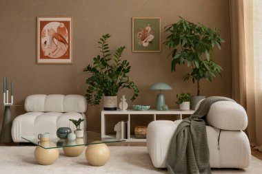 Modern oturma odasının içinde bitkiler var.