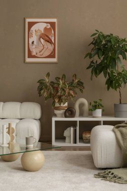 Modern oturma odası iç tasarımı, kanepe ve kahve fincanı.