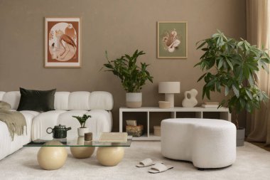 Büyük kanepesi ve beyaz halısı olan modern oturma odası.