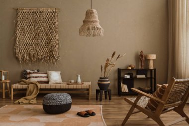 Rahat kanepesi ve ahşap aksesuarları olan bir oda.