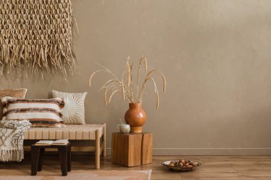 Rahat kanepesi, bitkisi ve dekoru olan şık bir oturma odası.