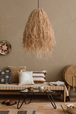 modern oda iç tasarımı kanepe, halı, lamba ve bitki.