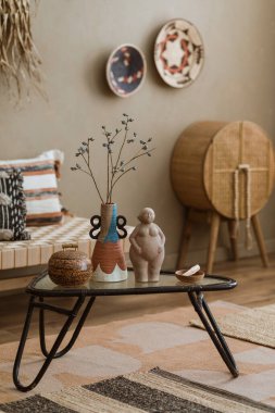 Boho tarzı ve rattan aksesuarlarla modern iç tasarım.