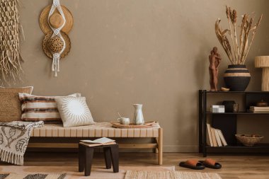 Ahşap kanepe, masa, halı ve bitkilerle boho tarzında modern iç tasarım oturma odası.