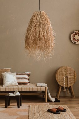 Büyük ahşap bir sandalye ve büyük bir hasır sepetle modern iç tasarım..