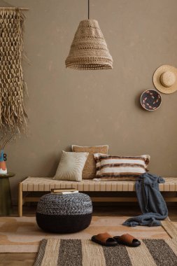 oturma odasının modern iç tasarımı rattan, koltuktan ve yastıklardan
