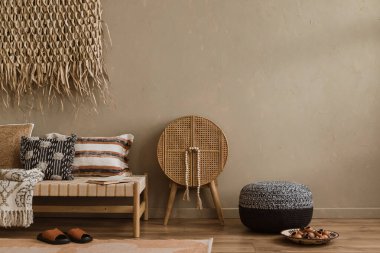 Boho dekorlu ve aksesuarlı modern oturma odası. İskandinav tarzı.