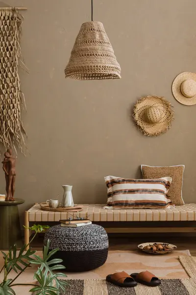 Modern iç tasarım şık boho tarzı, rattan ve lamba, boho dekor, aksesuarlar.