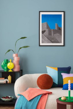 Modern oturma odasının iç dekorasyonu poster çerçevesi, renkli süslemeler ve aksesuarlar, bitkiler, kanepe, kahve masası. Mavi duvar. Ev dekoru. Şablon