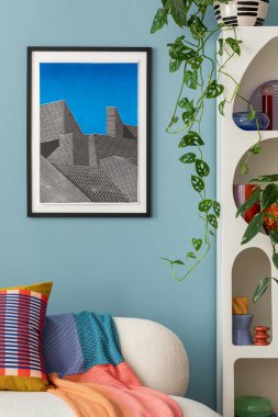 Modern oturma odasının iç dekorasyonu poster çerçevesi, renkli süslemeler ve aksesuarlar, bitkiler, kanepe, kahve masası. Mavi duvar. Ev dekoru. Şablon