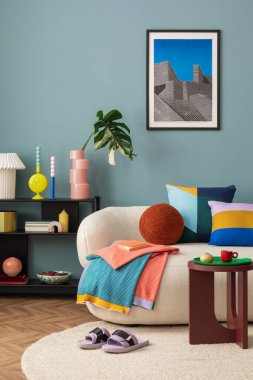 Modern oturma odasının iç dekorasyonu poster çerçevesi, renkli süslemeler ve aksesuarlar, bitkiler, kanepe, kahve masası. Mavi duvar. Ev dekoru. Şablon