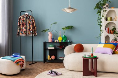 Oturma odasının modern ve renkli iç mekanı. Tasarım odası kanepesi, poster, raf, bitkiler, dekorasyon ve kişisel eşyalar. Ev dekoru. 