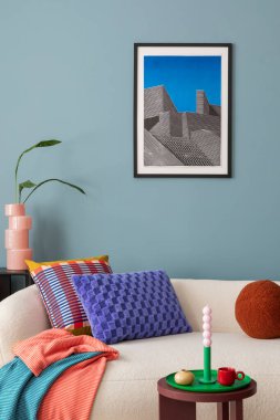 Modern oturma odasının iç dekorasyonu poster çerçevesi, renkli süslemeler ve aksesuarlar, bitkiler, kanepe, kahve masası. Mavi duvar. Ev dekoru. Şablon