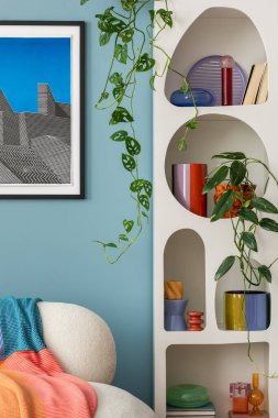 Modern oturma odasının iç dekorasyonu poster çerçevesi, renkli süslemeler ve aksesuarlar, bitkiler, kanepe, kahve masası. Mavi duvar. Ev dekoru. Şablon