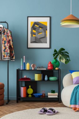 Modern oturma odasının iç dekorasyonu poster çerçevesi, renkli süslemeler ve aksesuarlar, bitkiler, kanepe, kahve masası. Mavi duvar. Ev dekoru. Şablon