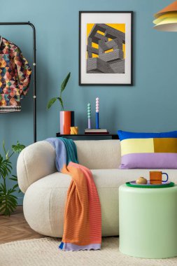 Modern oturma odasının iç dekorasyonu poster çerçevesi, renkli süslemeler ve aksesuarlar, bitkiler, kanepe, kahve masası. Mavi duvar. Ev dekoru. Şablon