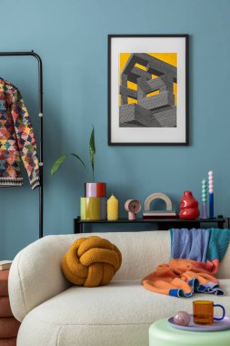 Modern oturma odasının iç dekorasyonu poster çerçevesi, renkli süslemeler ve aksesuarlar, bitkiler, kanepe, kahve masası. Mavi duvar. Ev dekoru. Şablon