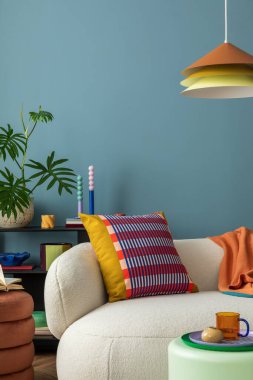 Modern oturma odasının iç dekorasyonu renkli dekorasyonlar ve aksesuarlar, bitkiler, kanepe, sehpa, lamba ve bitki. Mavi duvar. Ev dekoru. Şablon