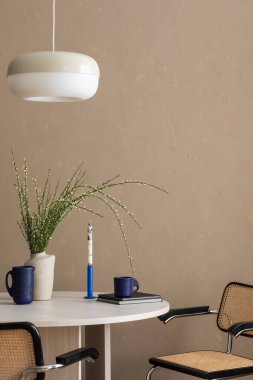 Minimalist bej yemek odasının iç tasarımı, masa, şık sandalyeler, vazoda çiçekler, kolye lambası, dekorasyon ve kişisel aksesuarlar. Şablon.