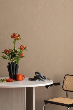 Minimalist bej yemek odasının iç tasarımı, masa, şık sandalyeler, vazoda çiçekler, dekorasyonlar ve kişisel aksesuarlar. Şablon. Ev dekoru.