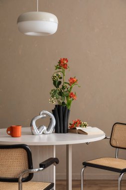 Minimalist bej yemek odasının iç tasarımı masa, şık sandalyeler, vazoda çiçekler, lamba, dekorasyon ve kişisel aksesuarlar. Şablon. Ev dekoru.
