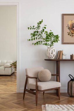 Modern koltuklu beyaz oturma odasının iç tasarımı, poster çerçevesi, klozet, kitaplar, bitkiler ve kişisel aksesuarlar. Şablon. Ev dekoru.