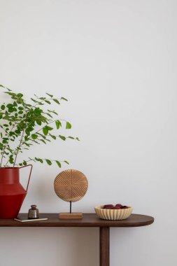 Ahşap dizayn komodininde şık ve minimalist kompozisyon. Kopya alanı, vazoda çiçekler, dekorasyonlar ve kişisel aksesuarlar. Şablon.