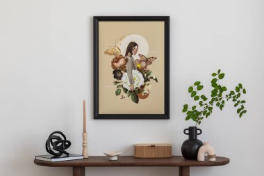 Ahşap dizayn komodininde şık ve minimalist kompozisyon. Poster çerçevesi, vazoda çiçekler, dekorasyonlar ve kişisel aksesuarlar. Şablon.