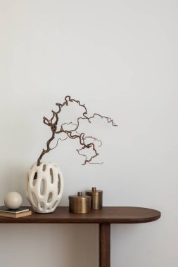 Fotokopi alanı olan ahşap tasarım klozetinde şık ve minimalist kompozisyon vazoda kurutulmuş brunch, dekorasyon ve kişisel aksesuarlar. Şablon.