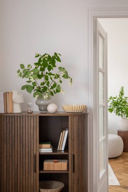 Ahşap kabini, taze yeşil yaprakları ve modern bir ev için mükemmel sakin bir atmosferi olan sofistike bir iç mekan. Tarz ev dekoru. 