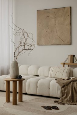 Modüler beyaz koltuklu, ahşap döşeli, duvarında resimler, dekorasyonlar, pencere pervazları ve kişisel aksesuarları olan rahat ve şık bir iç tasarım. Ev dekorasyonu. Şablon.