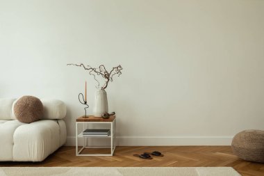 Modern bir oturma odası, beyaz bir kanepe, ahşap masa ve tarafsız bir dekor. Ev dekoru. Kitaplar, terlikler ve bir kahve fincanı daha hoş bir dokunuş katar. Şablon. Boşluğu kopyala.