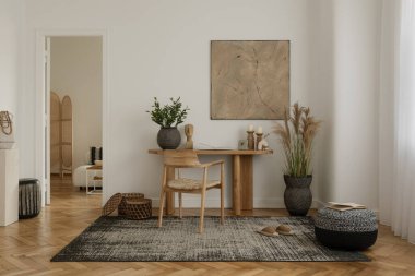 Minimalist tasarımı olan modern ev ofisi, dekoratif ürünler, sandalye ve saksı bitkileriyle dolu ahşap bir masa. Kapı aralığı rahat bir bitişik odayı ortaya çıkarır. Doğal ışık, sıcak ve sakin atmosferi arttırır..