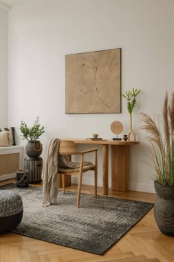 Minimalist tasarımı olan modern ev ofisi, dekoratif ürünler, sandalye ve saksı bitkileriyle dolu ahşap bir masa. Kapı aralığı rahat bir bitişik odayı ortaya çıkarır. Doğal ışık, sıcak ve sakin atmosferi arttırır..
