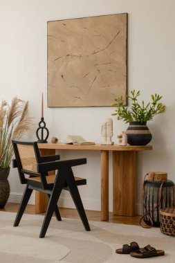 Doğal ahşap konsolu ve siyah koltuğu olan zarif minimalist çalışma alanı sakin ve odaklanmış bir çalışma ortamı için mükemmel. Paylaşımları düzenle.