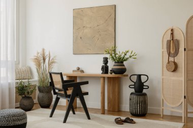 Doğal ahşap konsolu ve siyah koltuğu olan zarif minimalist çalışma alanı sakin ve odaklanmış bir çalışma ortamı için mükemmel. Paylaşımları düzenle.