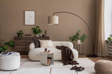 Eğri bir kanepesi, modern sanatı ve büyük bir lambası olan şık bir oturma odası. Nötr renkler ve minimalist tasarım rahatlamak için mükemmel bir alan sunar. Şablon.